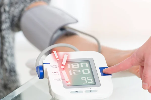 Doctor measuring blood pressure — Stock Photo, Image