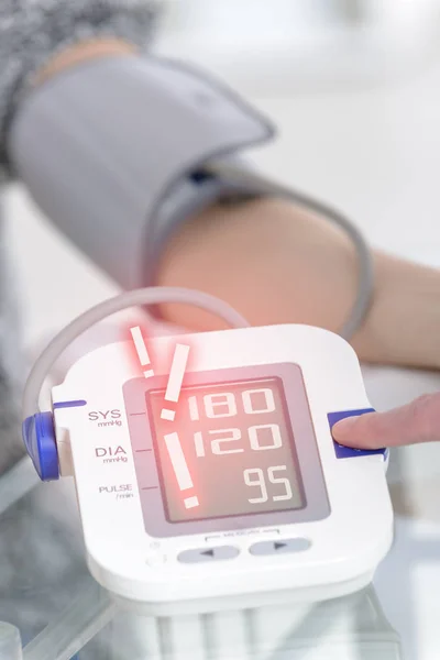 Лікар вимірювання артеріального тиску — стокове фото