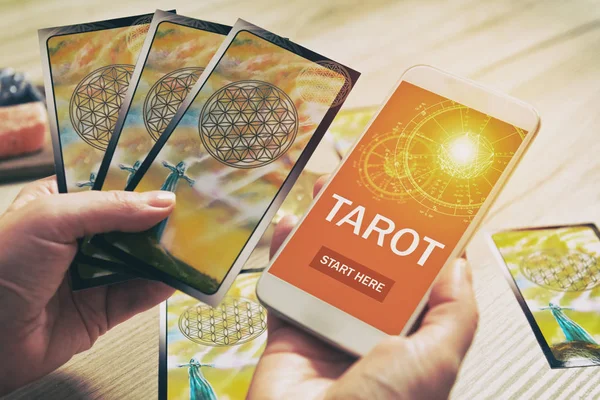 Tarot kártyák és mozgatható telefon — Stock Fotó