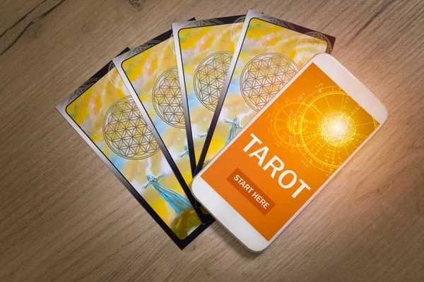 Tarot kártyák és mozgatható telefon — Stock Fotó