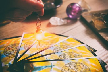 Tarot kartları ve çatal