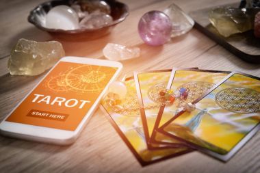 Tarot kartları ve cep telefonu