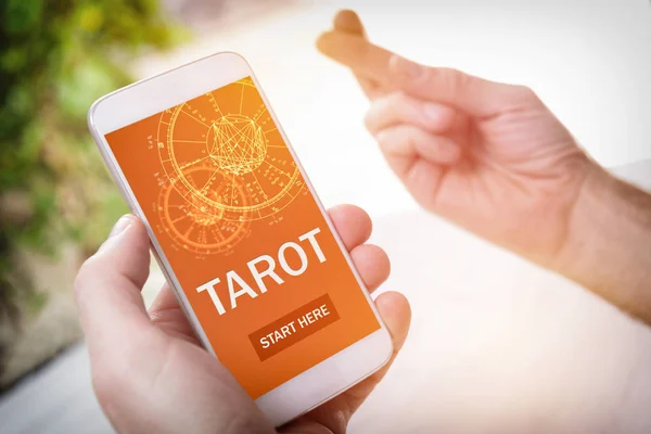 Tarot wróżek aplikacji i skrzyżowane palce — Zdjęcie stockowe