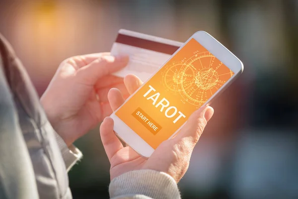 Tarot waarzeggerij toepassing en credit card — Stockfoto