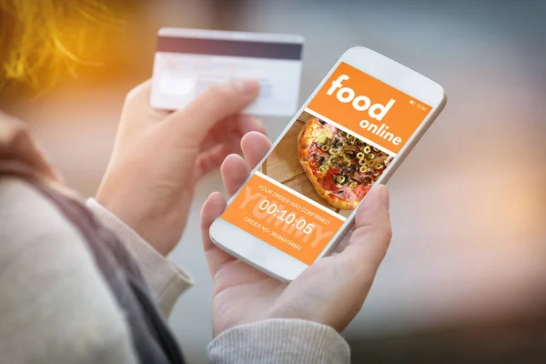 Замовлення їжі онлайн за допомогою смартфона — стокове фото