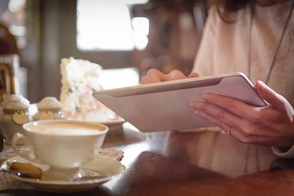 Vrouw met behulp van Tablet PC in het café — Stockfoto