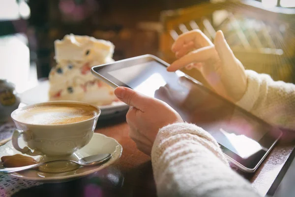 Vrouw met behulp van Tablet PC in het café — Stockfoto