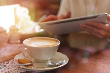 Kafede tablet kullanan kadın