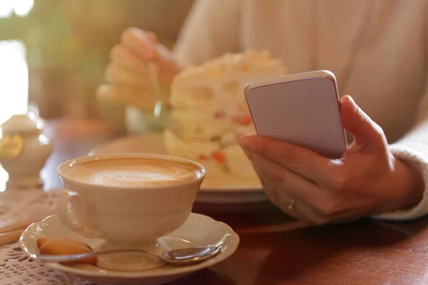 Mujer usando teléfono inteligente en la cafetería —  Fotos de Stock