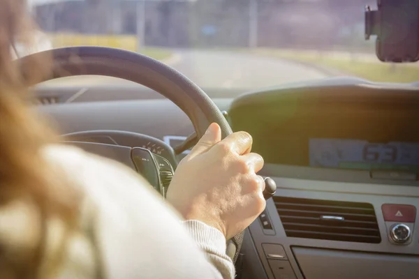 Mulher dirigindo um carro, vista por trás — Fotografia de Stock