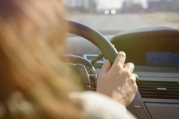 Mulher dirigindo um carro, vista por trás — Fotografia de Stock