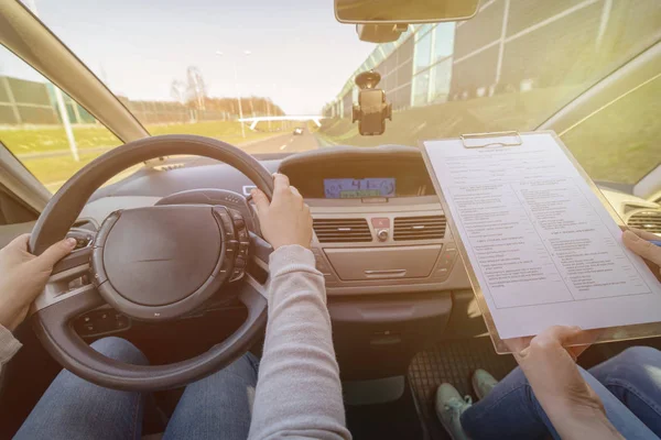 Examinator van bestuurder licentie weg testformulier in te vullen — Stockfoto
