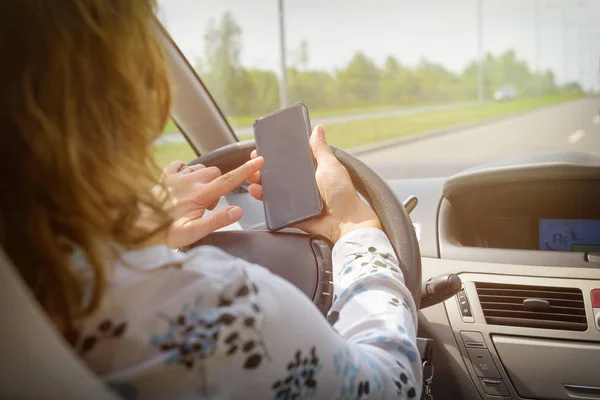 Mulher usando telefone enquanto dirige o carro — Fotografia de Stock