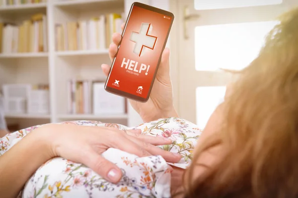 Kalp krizi belirtileri - akıllı telefon app ile ilgili yardım arıyor — Stok fotoğraf
