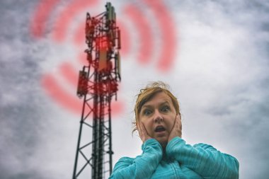 Kadın başını 5g Bts 'nin yakınında tutuyor.