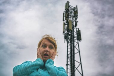 Kadın başını 5g Bts 'nin yakınında tutuyor.