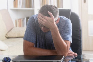 Çalıştığı yerde yorgun ve çok çalışan bir serbest çalışan.