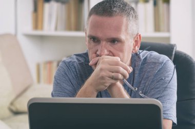 Çalıştığı yerde yorgun ve çok çalışan bir serbest çalışan.