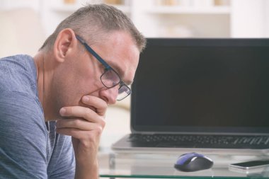 Çalıştığı yerde yorgun ve çok çalışan bir serbest çalışan.