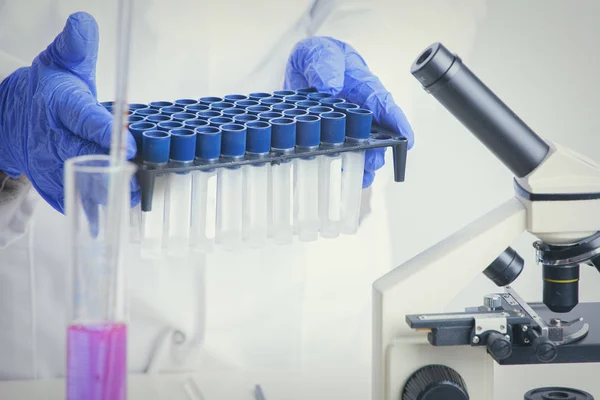 Cientista com um tubo de ensaio a trabalhar no laboratório — Fotografia de Stock