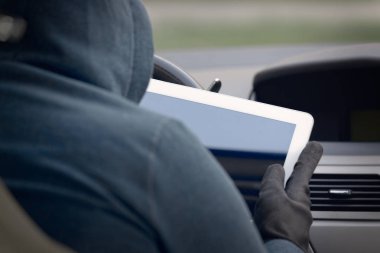 Kapüşonlu hırsız masayla arabanın güvenlik sistemini kırmaya çalışıyor!