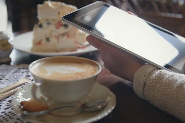 Mujer usando tableta en la cafetería —  Fotos de Stock