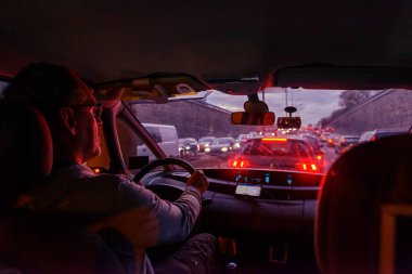 Trafik sıkışıklığında gece şehirde araba sürmek.