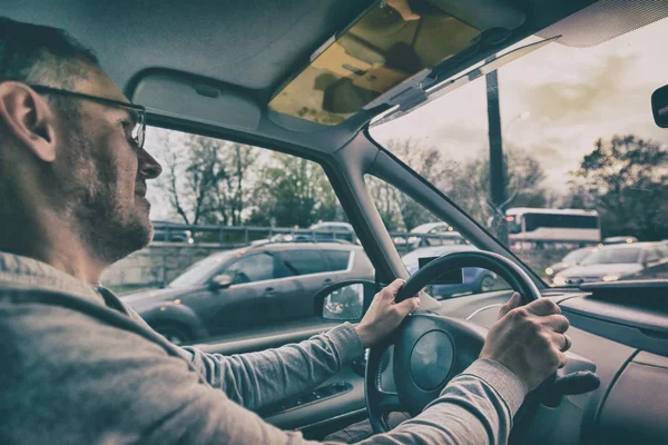 Dirigir um carro na cidade em engarrafamentos — Fotografia de Stock