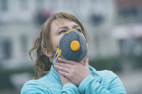 Frau trägt ein echtes Anti-Umwelt-, Anti-Smog-und Viren-Gesicht — Stockfoto