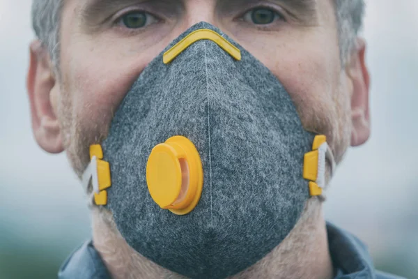 Nosí skutečnou masku proti znečištění, proti smogu a virům — Stock fotografie