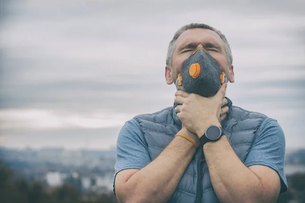 Het dragen van een echt gezichtsmasker tegen vervuiling, smog en virussen — Stockfoto