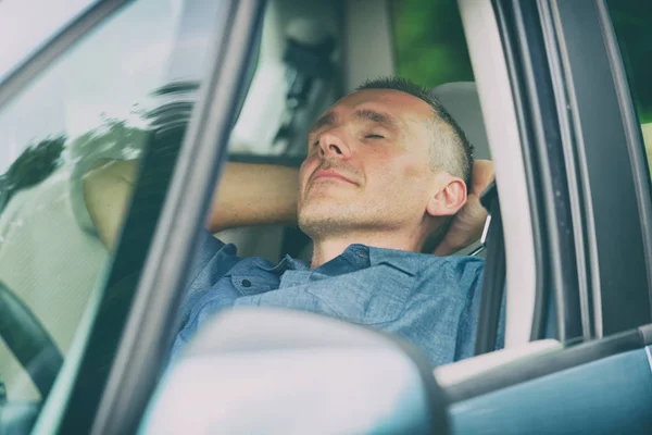 Homme dormant dans la voiture — Photo