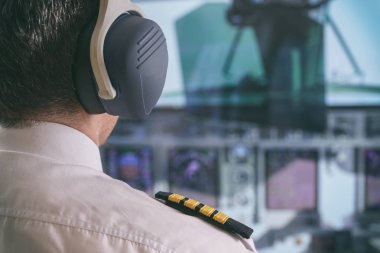 Pilot uçak kokpitinde.