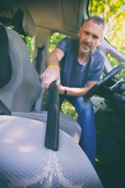 Hombre hoovering un asiento en coche —  Fotos de Stock