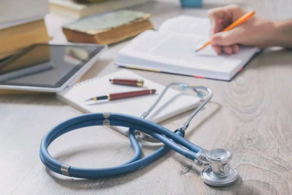 Doctor is preparing for the exam — Stock Photo, Image