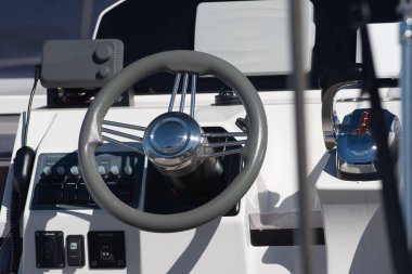 Lüks deniz yatı kokpiti,
