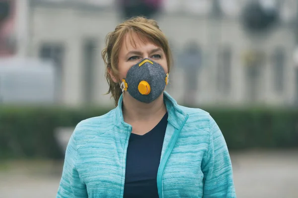 Woman wearing a real anti-pollution, anti-smog and viruses face — Stock Photo, Image