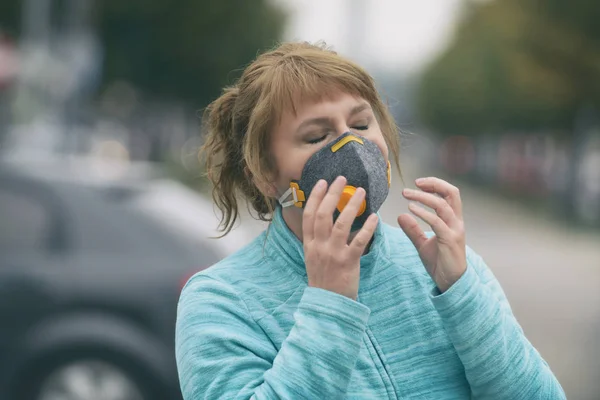 Nő visel igazi szennyezés elleni, anti-szmog és vírusok arc — Stock Fotó