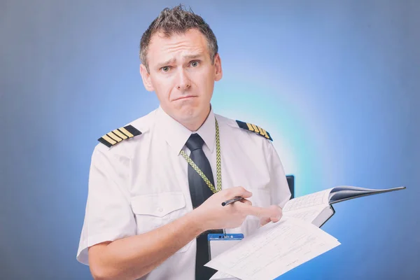 Piloto preenchendo diário de bordo e verificando papéis — Fotografia de Stock