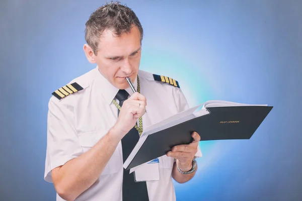 Pilot füllt Fahrtenbuch aus und überprüft Papiere — Stockfoto