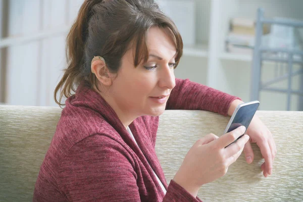 Döv kvinna med smartphone — Stockfoto