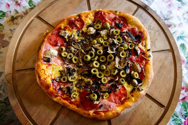 Frische italienische Pizza — Stockfoto