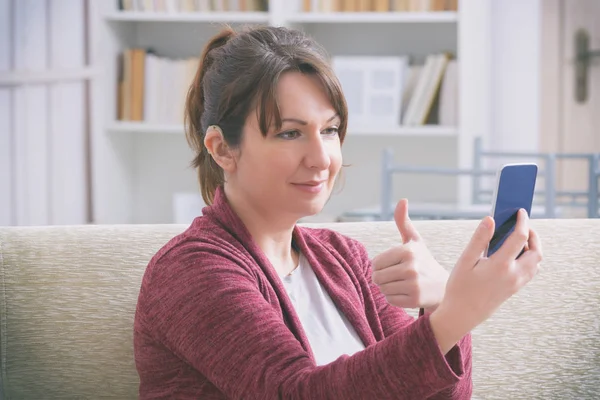 Gehörlose Frau nutzt Smartphone — Stockfoto