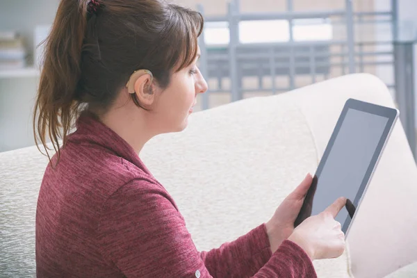 Dove vrouw met behulp van Tablet PC — Stockfoto