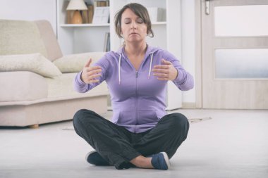 Qi gong tai chi egzersiz yapıyor kadın