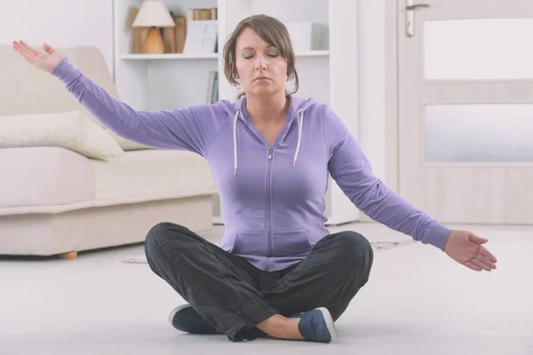 Žena, která dělá cvičení tai chi qi gong — Stock fotografie