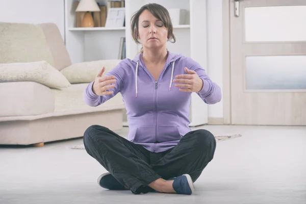 Mujer haciendo ejercicio qi gong tai chi — Foto de Stock