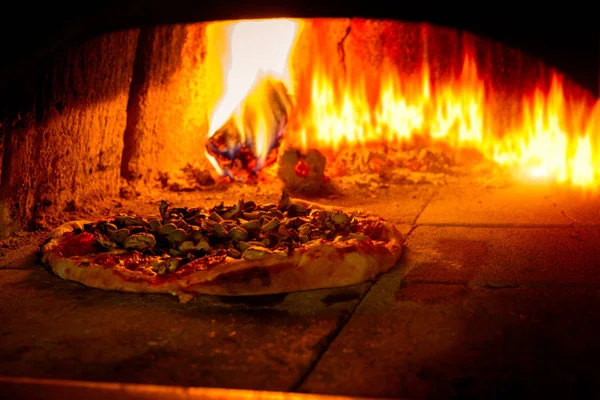 Geleneksel İtalyan pizza fırını — Stok fotoğraf