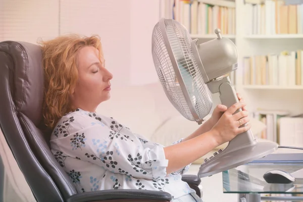 Kadın ofiste ya da evde sıcaktan uğrar — Stok fotoğraf