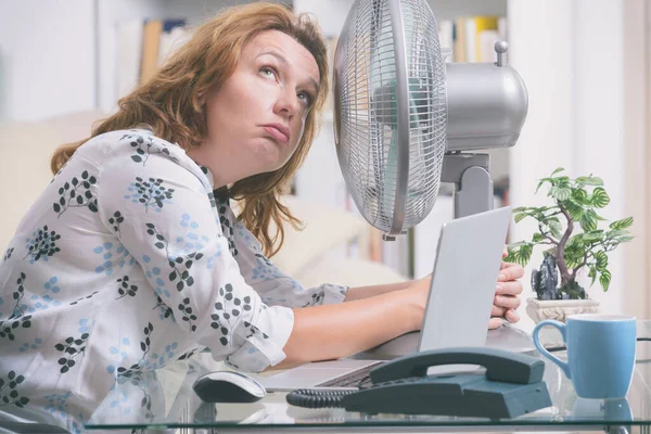 Donna soffre di calore in ufficio o a casa — Foto Stock